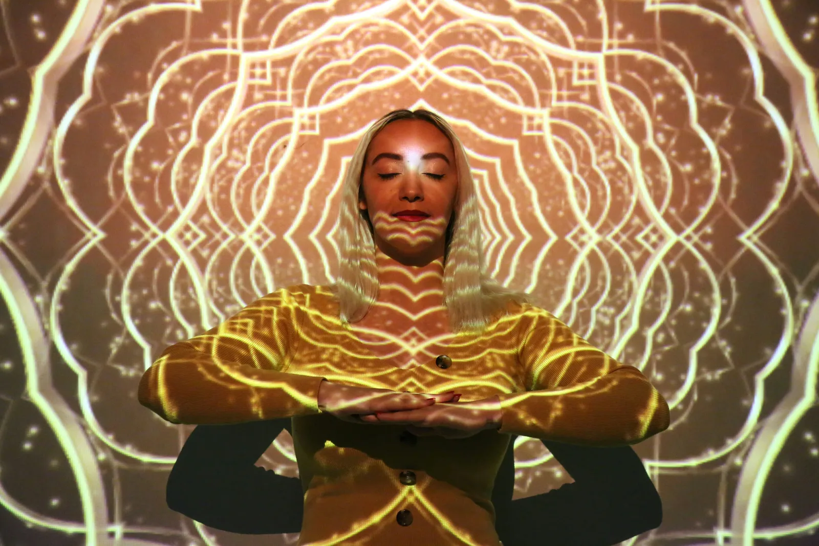 Representación visual de la fascia como sistema de energía corporal con piezoelectricidad