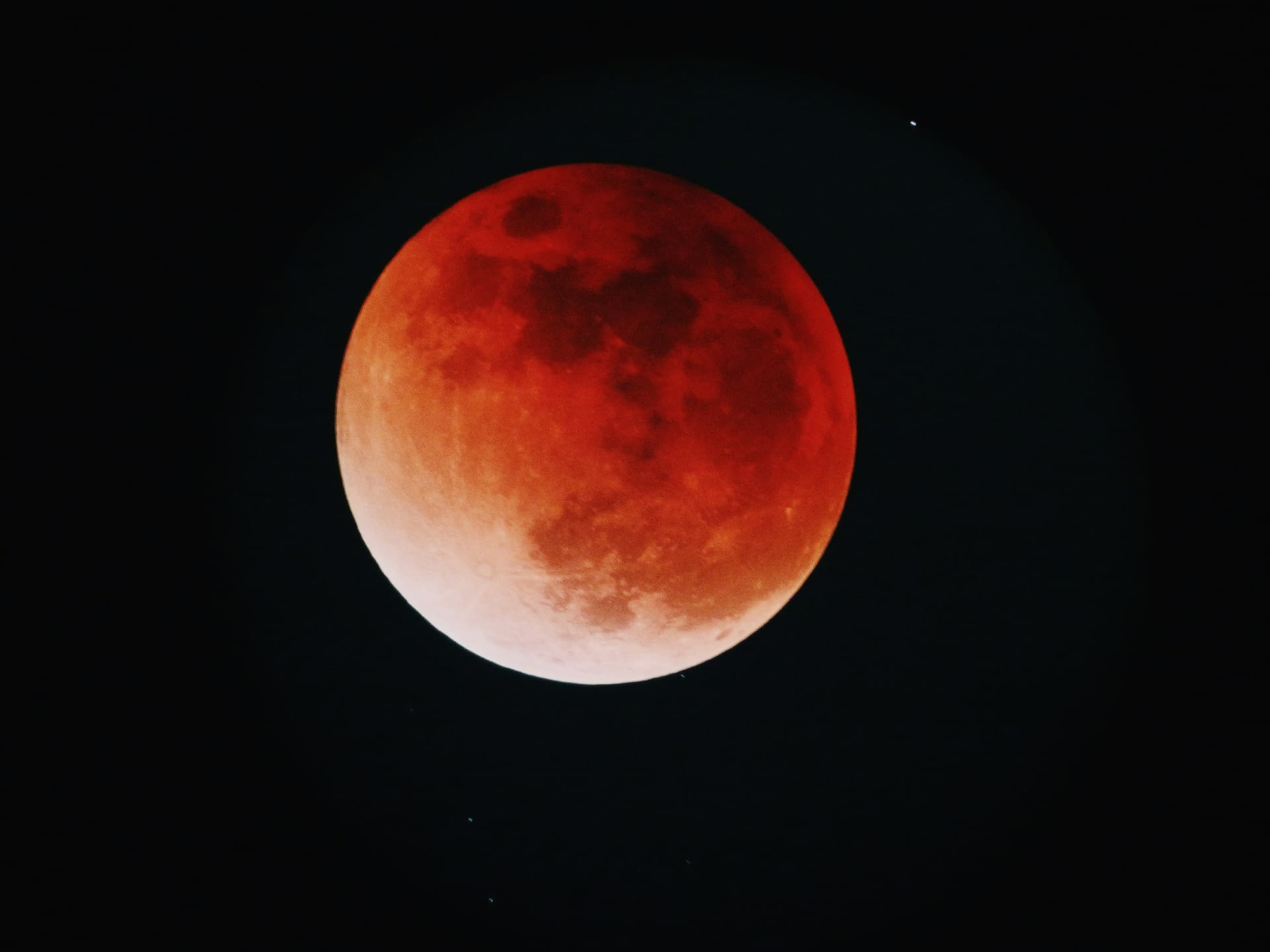 Eclipse lunar mostrando la luna roja